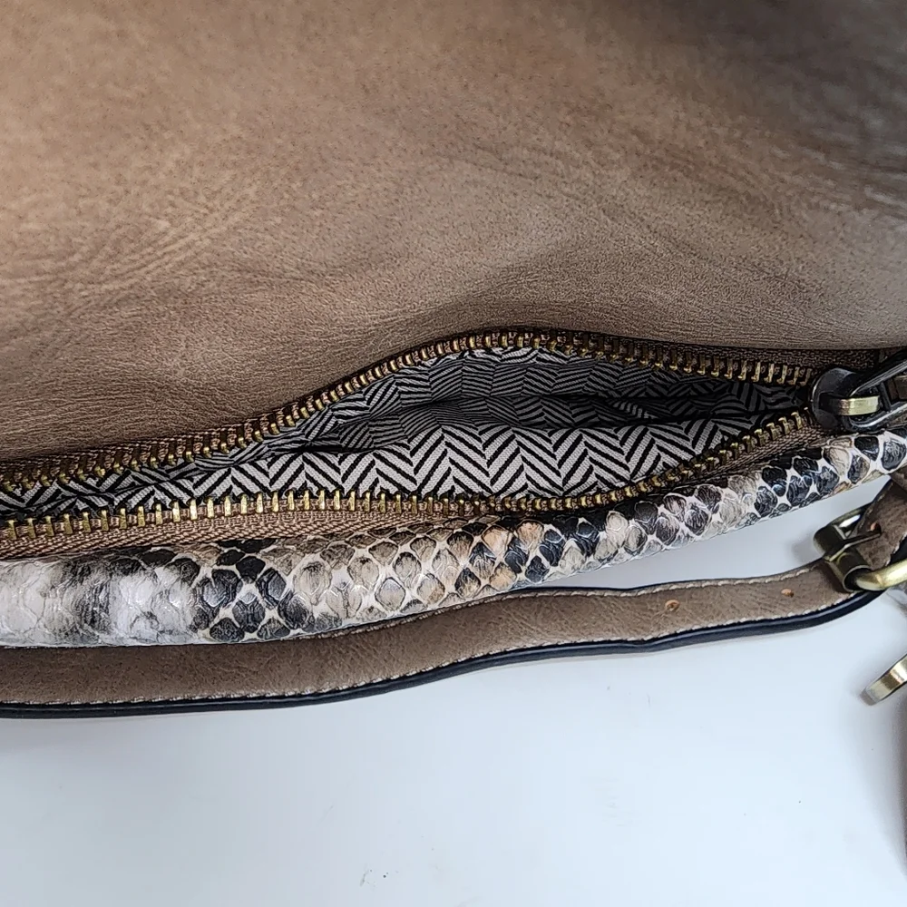 Jen&Co vegan tan snake print‎ convertible backpack with regular and guitar Strap